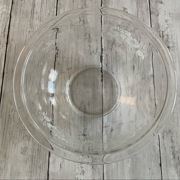 PREOWNED VINTAGE PYREX CLEAR FLORAL MIXING BOWL 1.5L GLASS - Picture 5 of 8